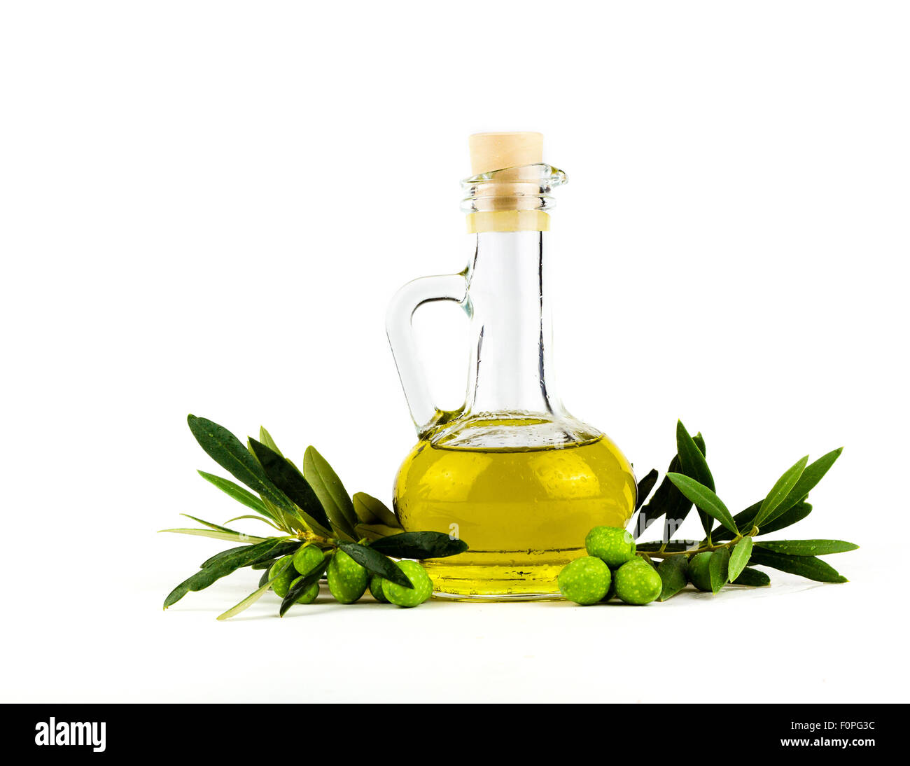 Olivenölflasche und Olivenzweig isoliert auf weiße, horizontale Komposition. Stockfoto