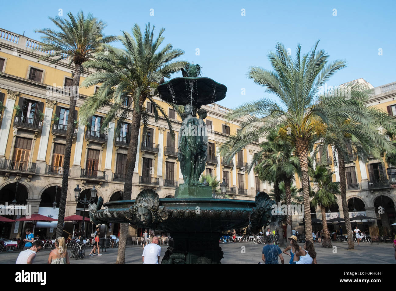 Touristen und Brunnen in großen Platz Placa Reial, Plaza, Real, einmal nur, in der Nähe von La Rambla, Barcelona, Spanien. Stockfoto