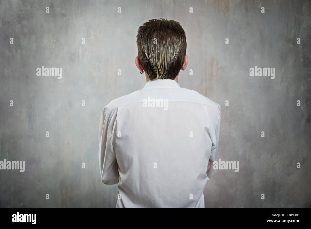 Rückansicht der Mann im weißen Hemd und Arme Kreuz Stockfoto