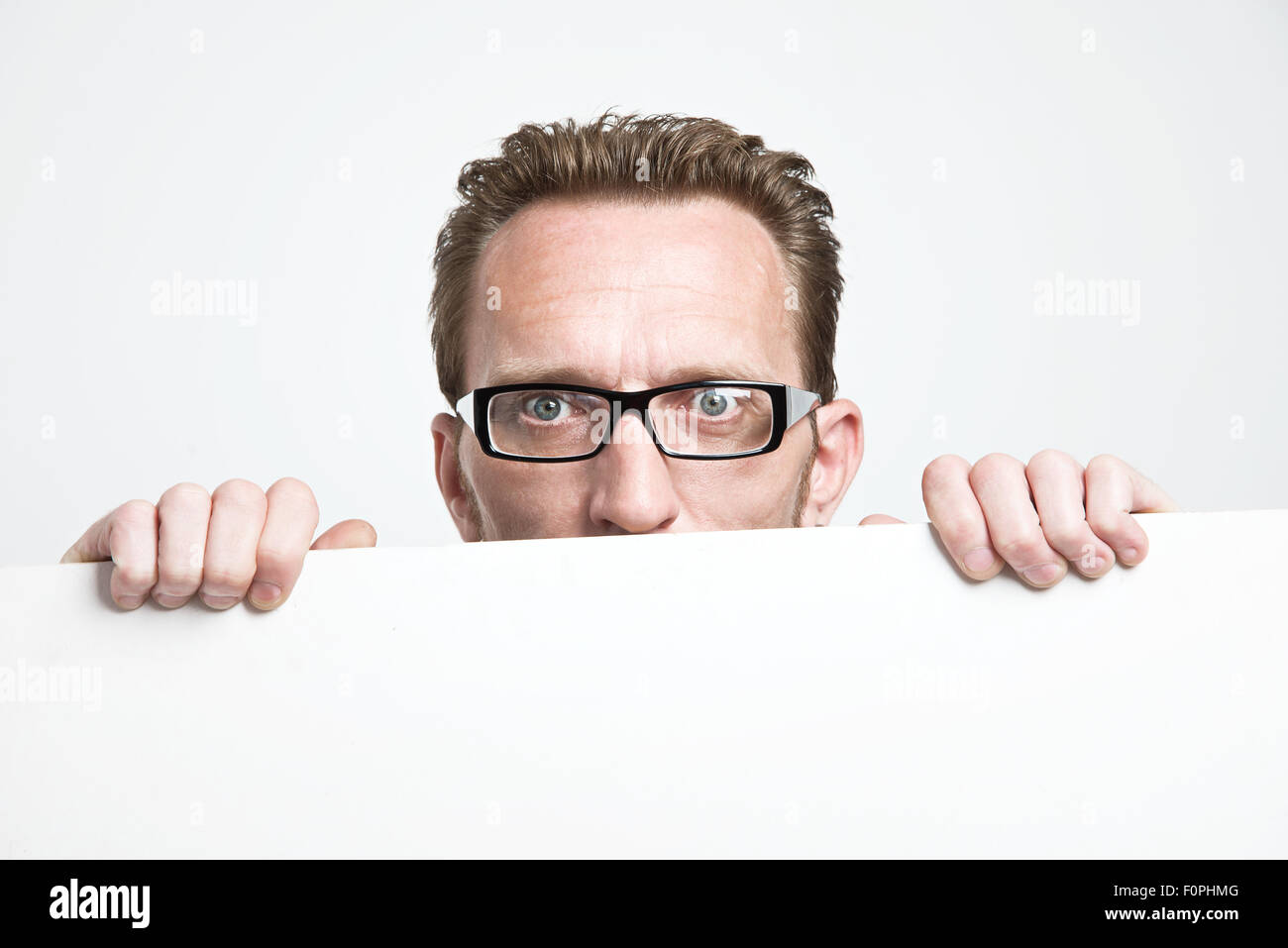 Mann in Brillen Lebenszeichen von der weißen Tafel. Hautnah. Stockfoto