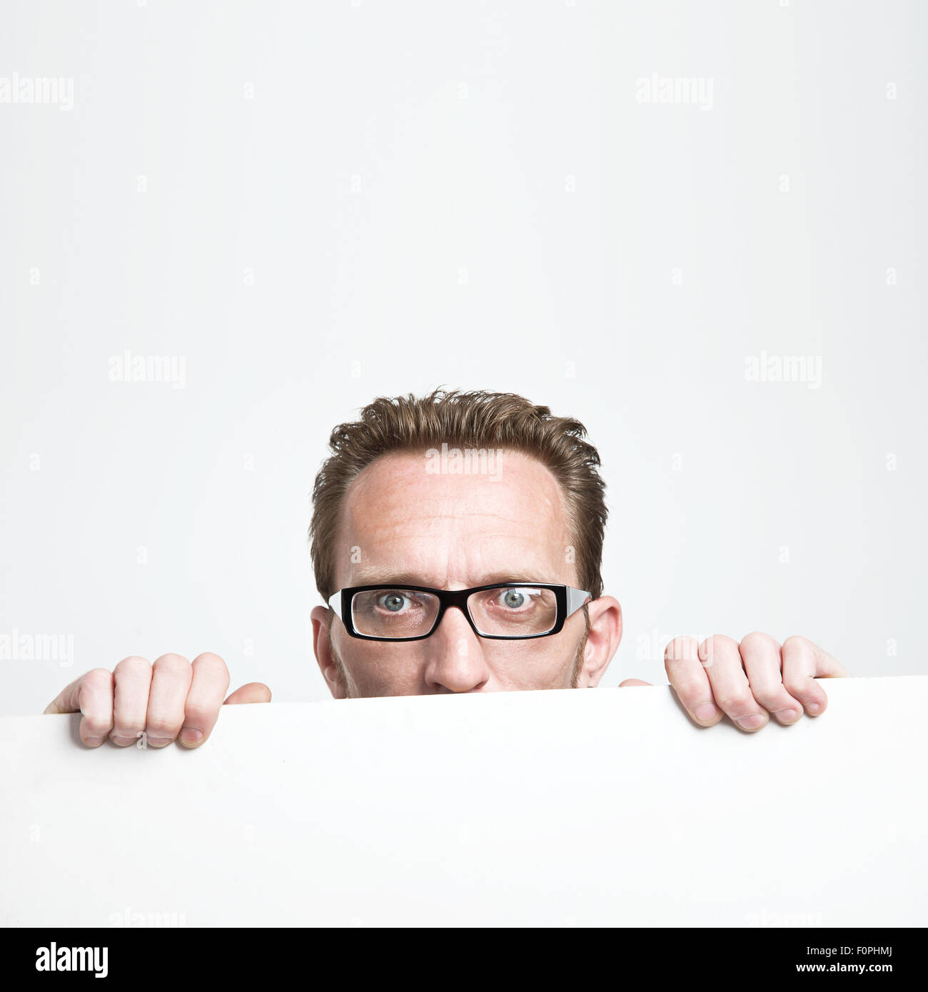 Mann in Brillen Lebenszeichen von der weißen Tafel. Hautnah. Stockfoto