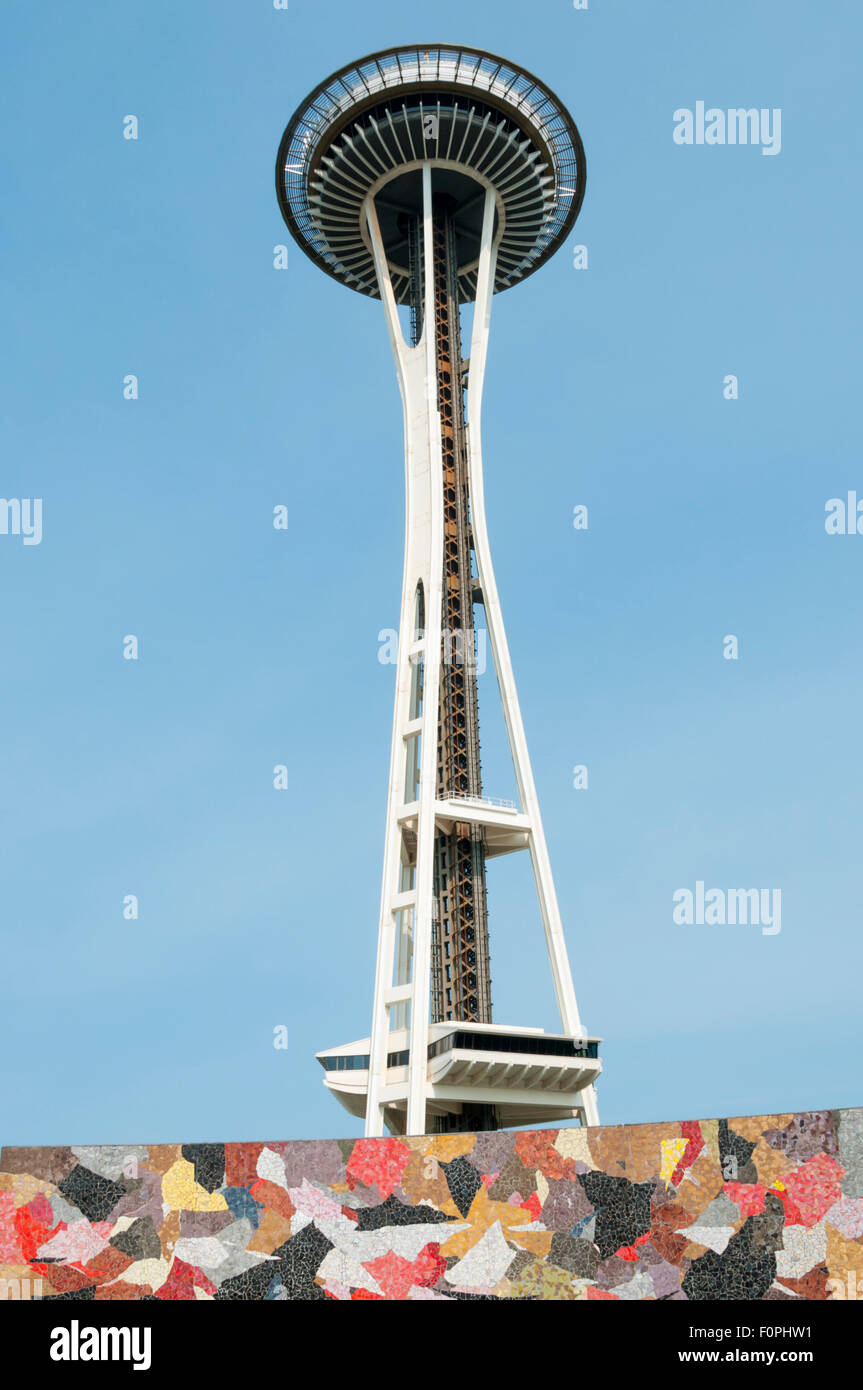 Die Space Needle in Seattle Center vor einem strahlend blauen Himmel. Stockfoto