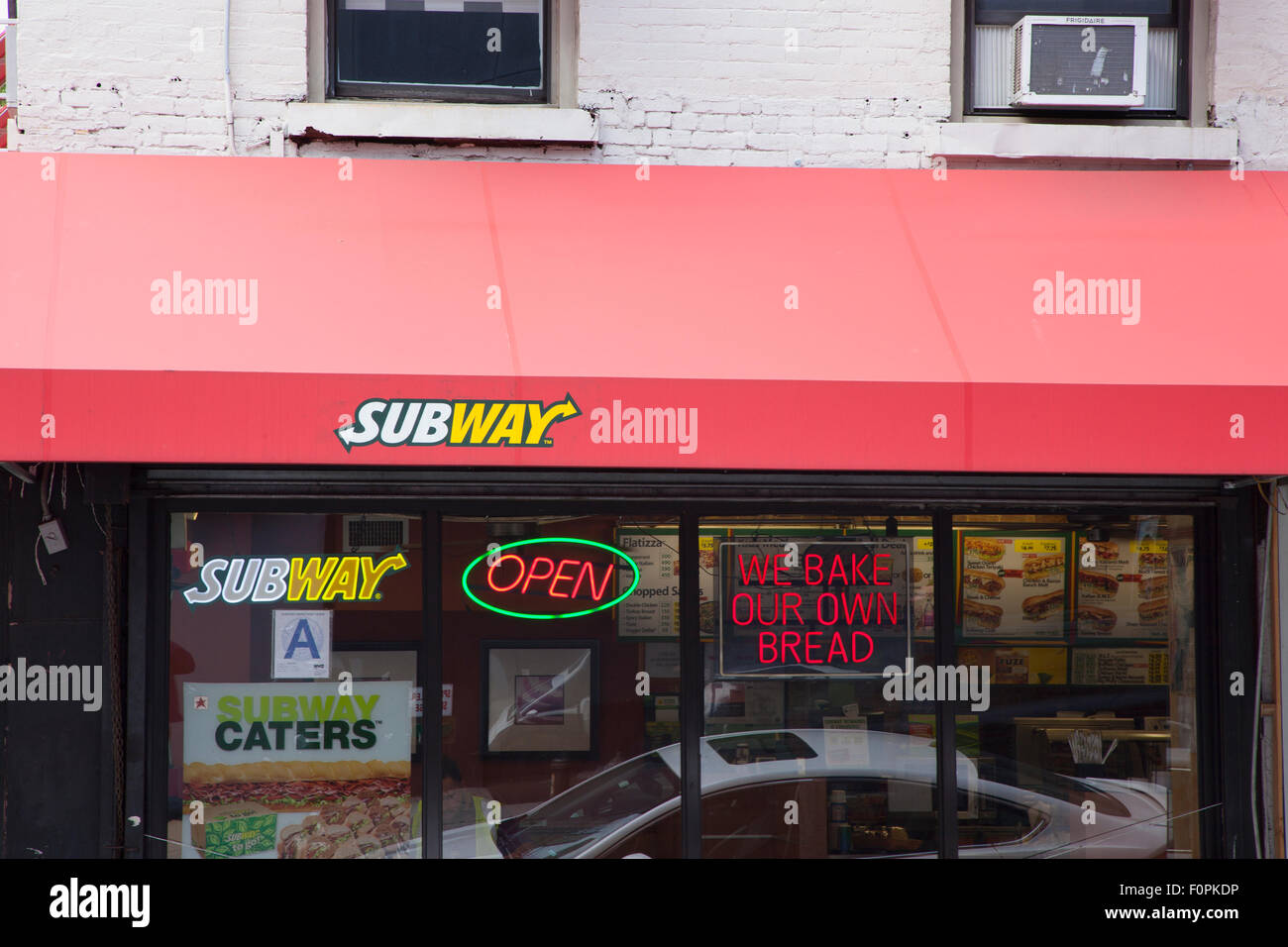 USA, New York State, New York City, Manhattan, äußere des Fast-Food-Sandwich mit Leuchtreklame lagern. Stockfoto