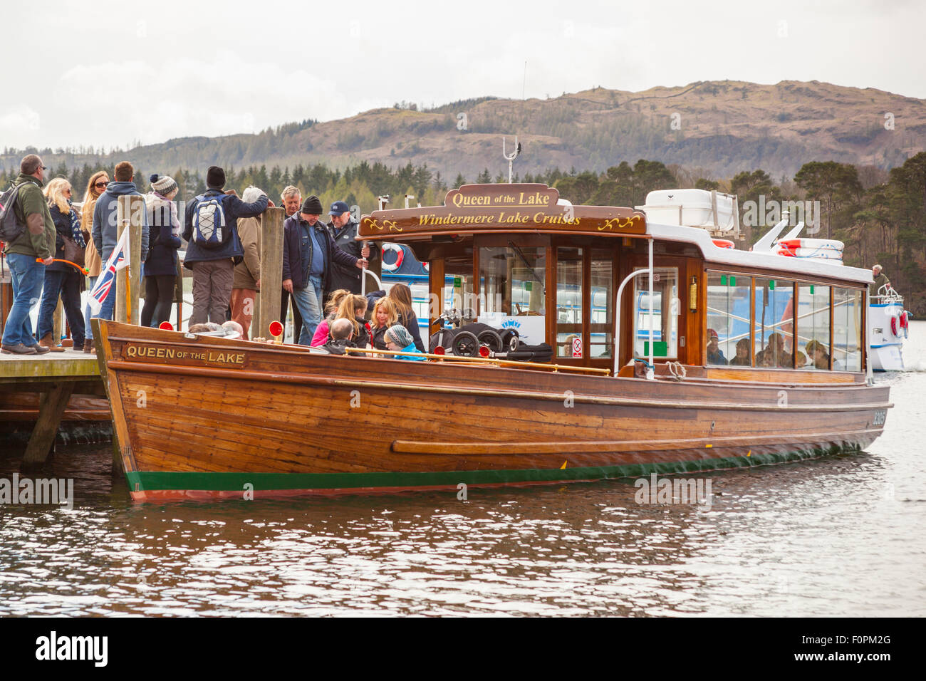 Touristen, die ein Boot, Königin des Sees für eine Kreuzfahrt auf See Windermere, Ambleside, Lake District, Cumbria, England Stockfoto