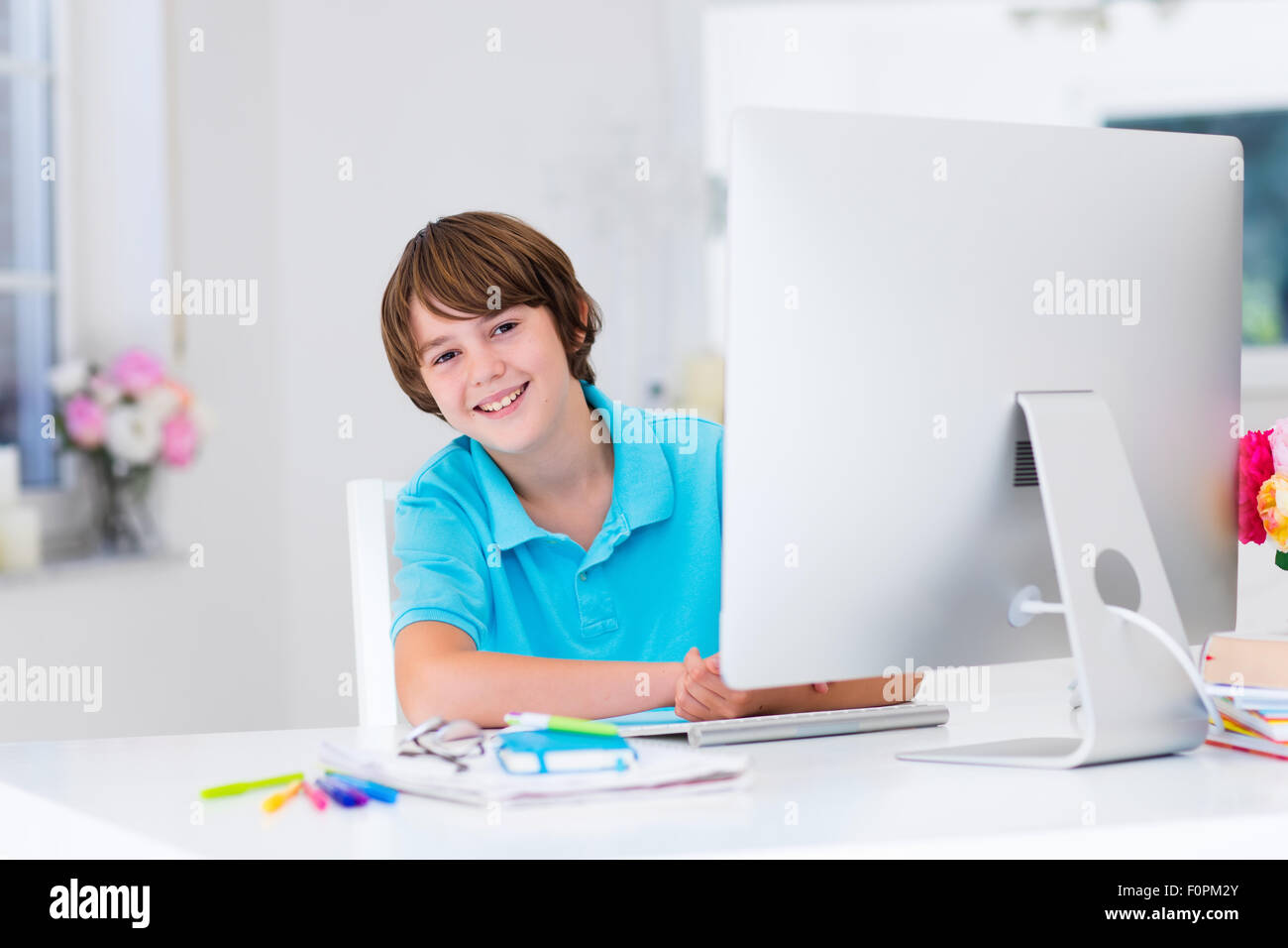 Schule Jungen Arbeiten Am Pc Zu Hause Schuler Hausaufgaben Mit