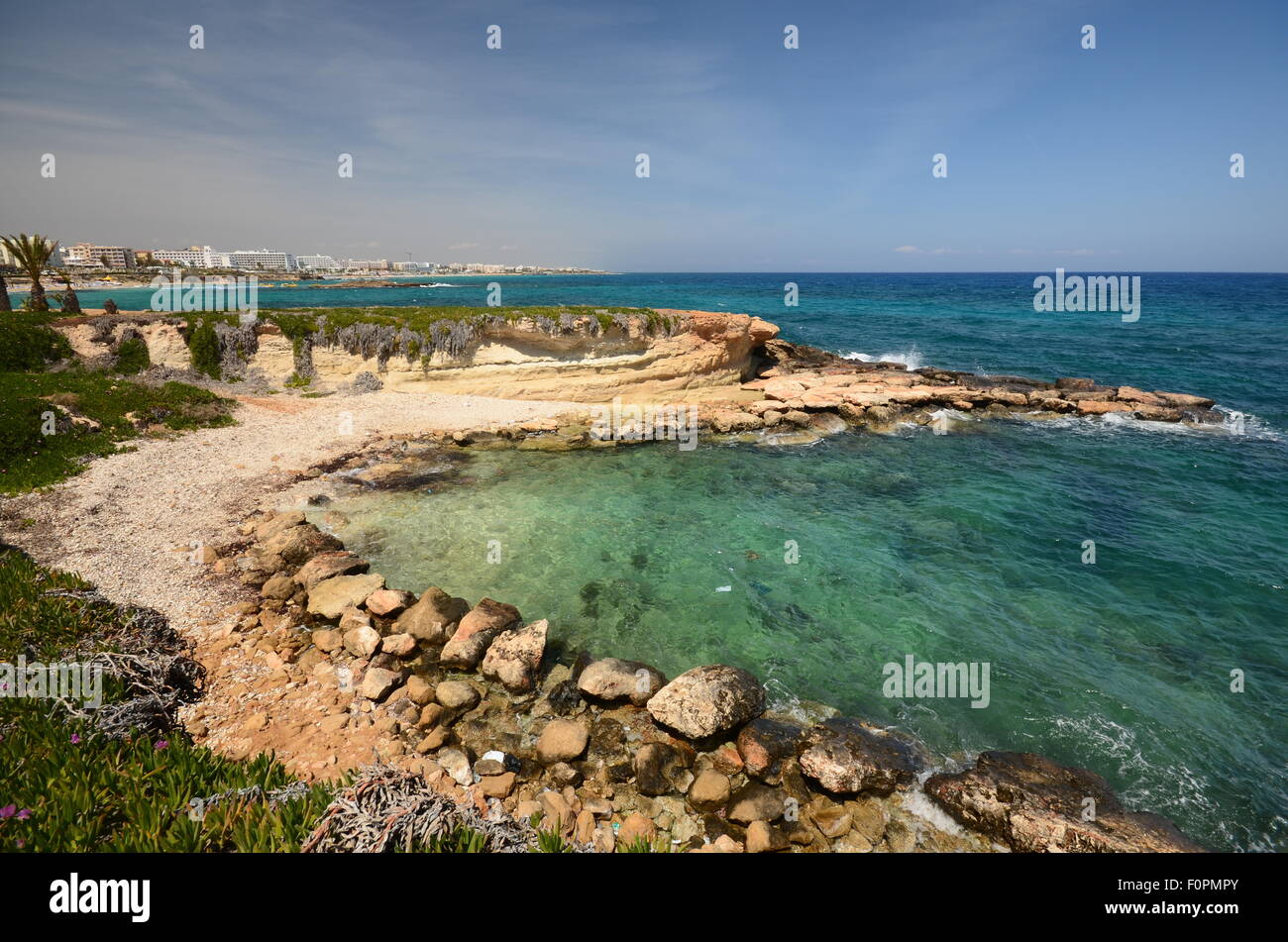 Zypriotischen Küste, ist dies eine Bucht in Protaras auf Zypern in der Nähe der berühmten Fig Tree Bay. Stockfoto