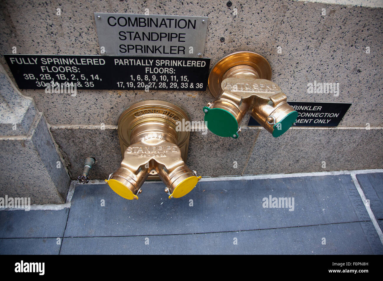 USA, New York State, New York City, Manhattan, typische Sprenger Ventile im Außenbereich des Gebäudes in das Bankenviertel. Stockfoto