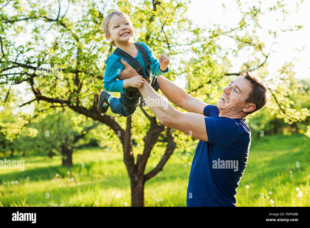 Vater und Kind Sohn Spaß im Frühlingsgarten Stockfoto