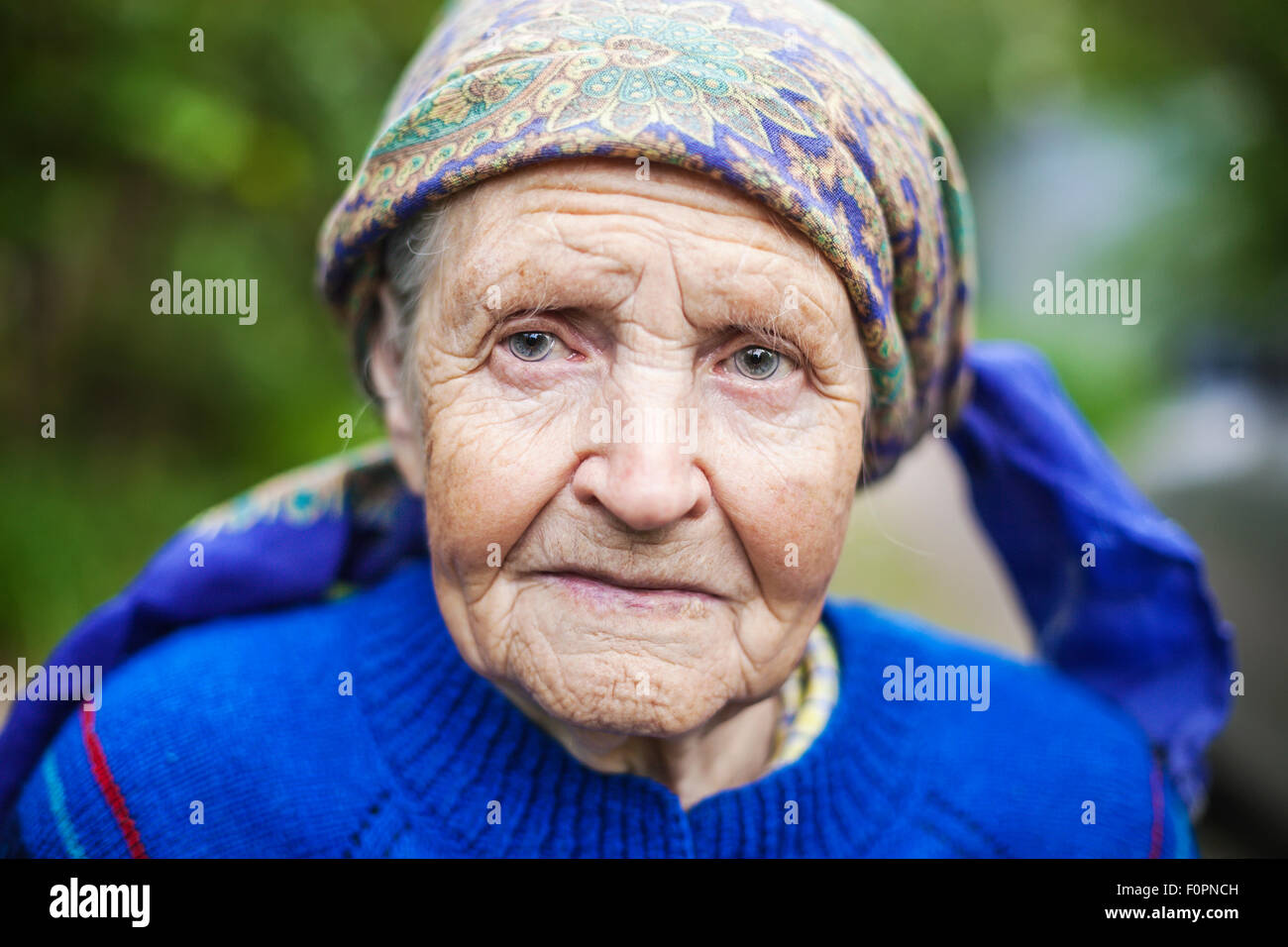 Porträt einer alten Frau im freien Stockfoto
