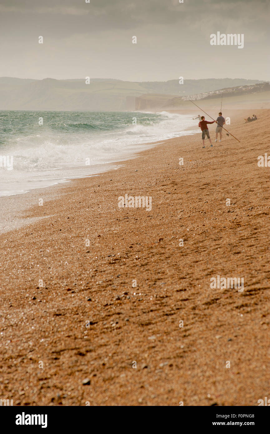 Chesil Beach, Dorset, England, vom südlichen Ende in Richtung Norden/Westen mit der "Jurassic Coast" in Ferne suchen. Stockfoto