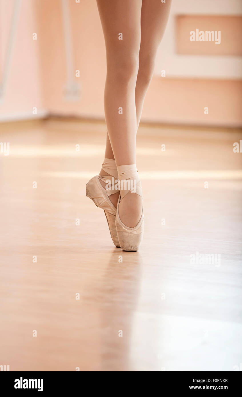 Beine des jungen Ballerina, Ballett-Klasse Stockfoto