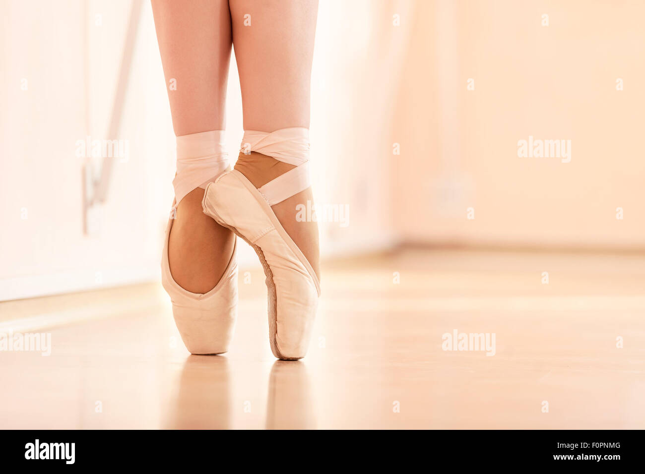 Beine des jungen Ballerinas, Ballett-Klasse Stockfoto