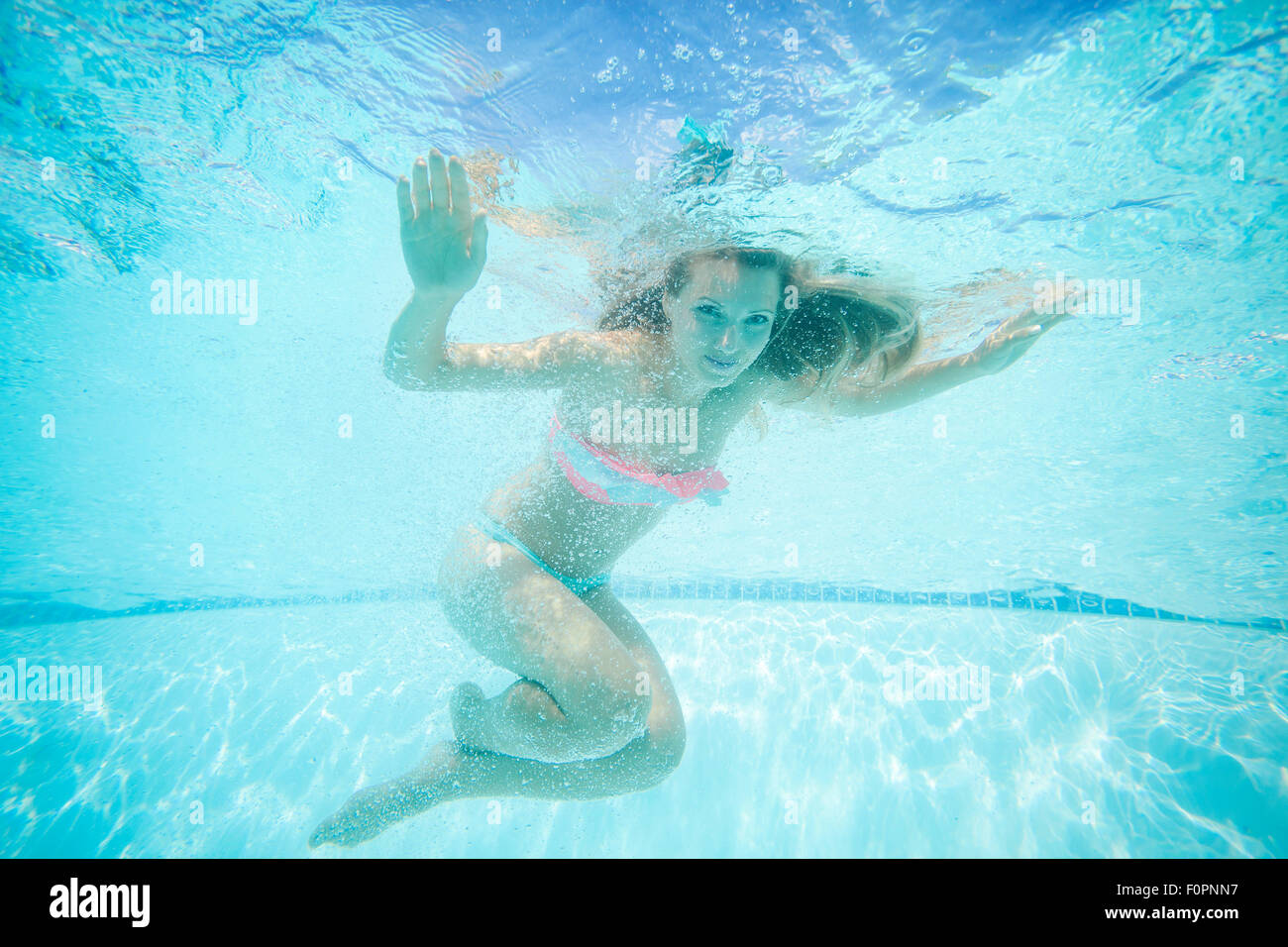 Woman Swimming Underwater Bikini Fotos Und Bildmaterial In Hoher