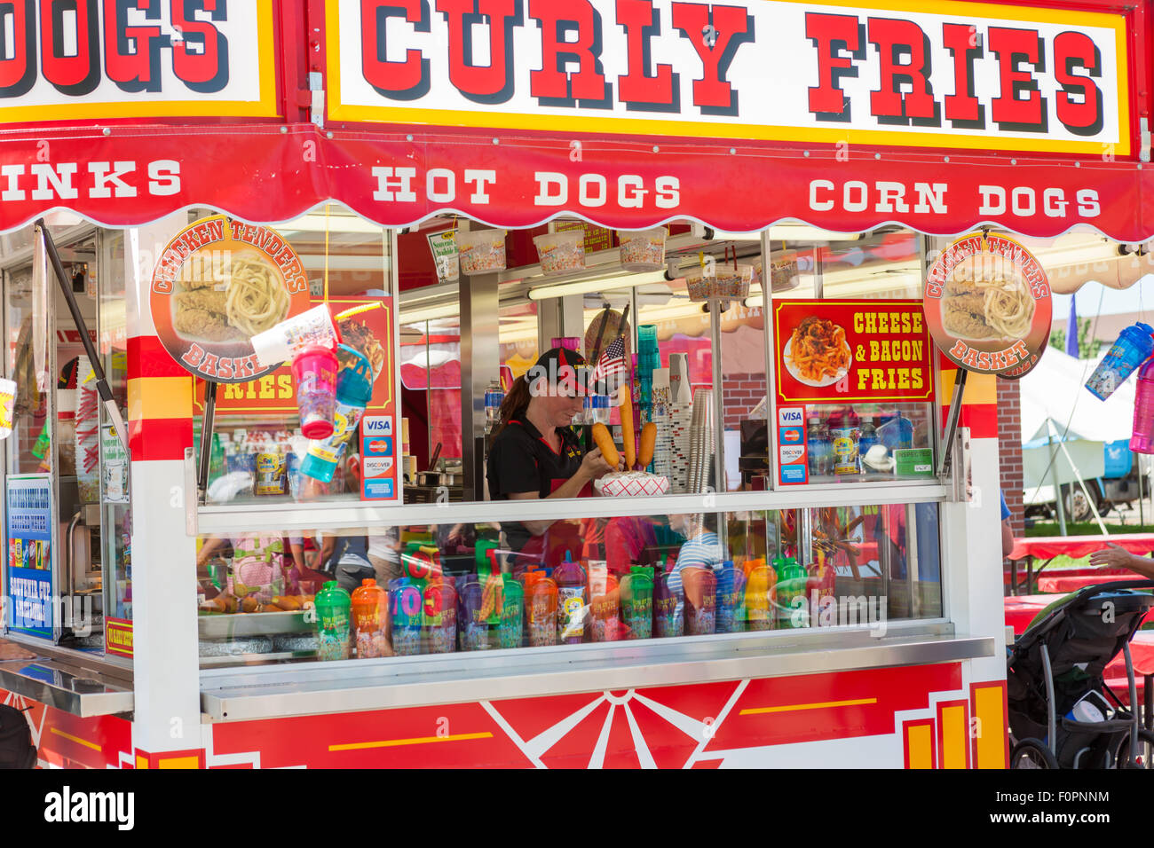 Eine Frau verkauft verschiedene Snacks zu essen Zugeständnis an der Ohio State Fair in Columbus, Ohio. Stockfoto