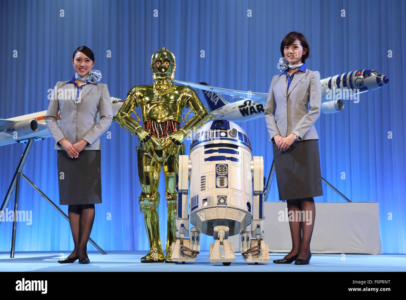 (L-R) ANA CA, C-3PO, R2-D2, ANA CA ein Launch-Event von Star Wars ANA Jet-Projekt in Tokio am 18. August 2015 teilnehmen. © Motoo Naka/AFLO/Alamy Live-Nachrichten Stockfoto