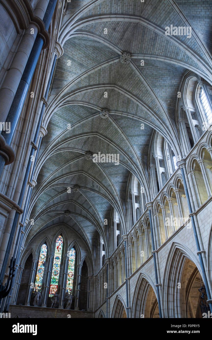 Gewölbte Decke und Glasmalerei Windows in der Southwark Cathedral Blick aus Richtung der Chor, Chor und Kirchenschiff Altar Stockfoto