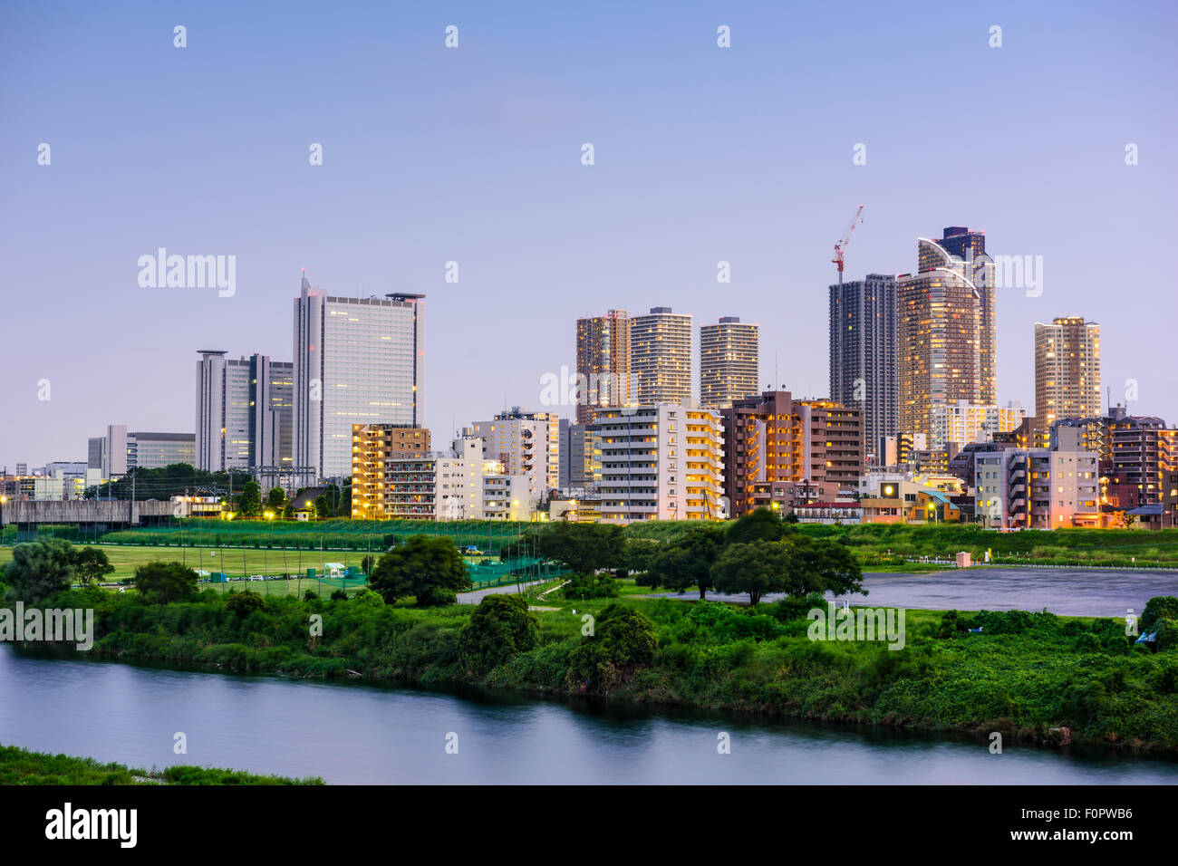 Kawasaki, Japan-Skyline am Fluss Tamagawa. Stockfoto
