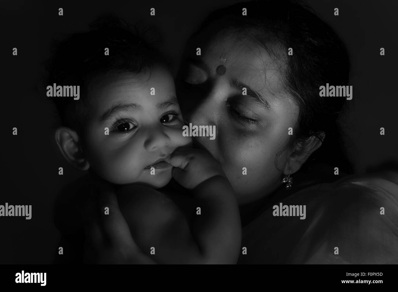 Mutter und Sohn schwarz-weiß Porträt hautnah mit Textfreiraum Stockfoto
