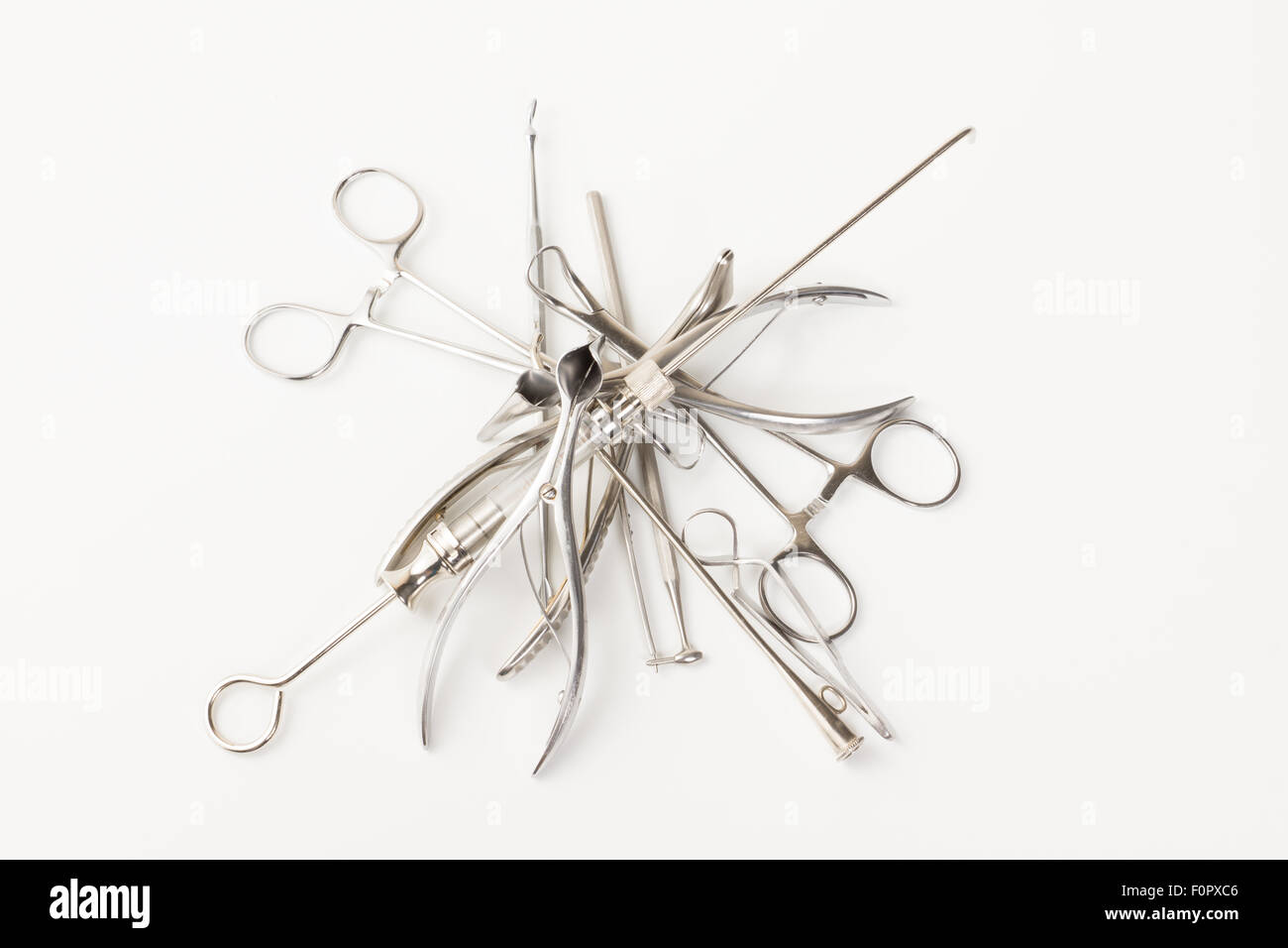 einige verchromt medizinische chirurgische Instrumente liegen auf einem weißen Hintergrund Stockfoto