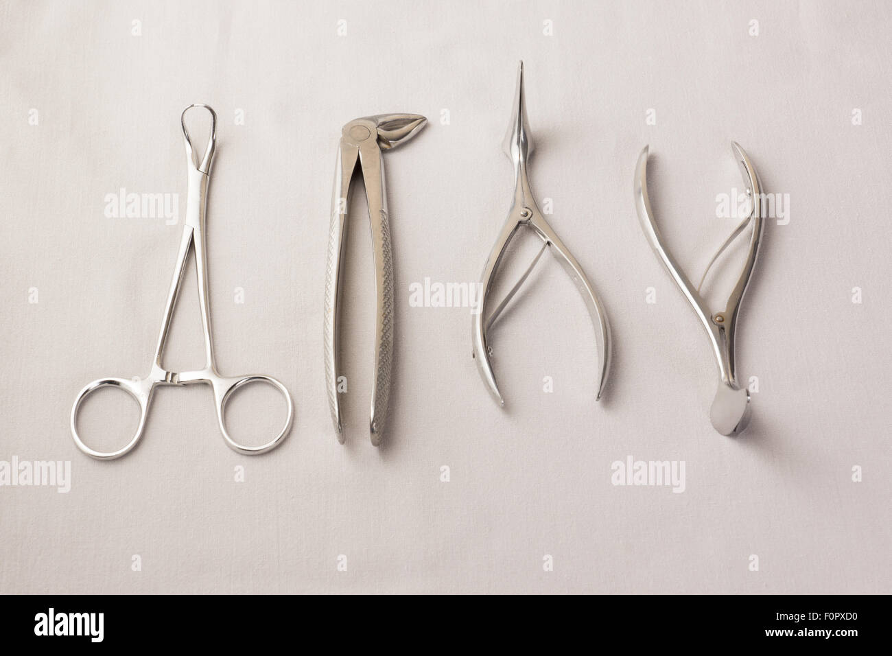 einige verchromt medizinische chirurgische Instrumente liegen auf einem weißen Hintergrund Stockfoto