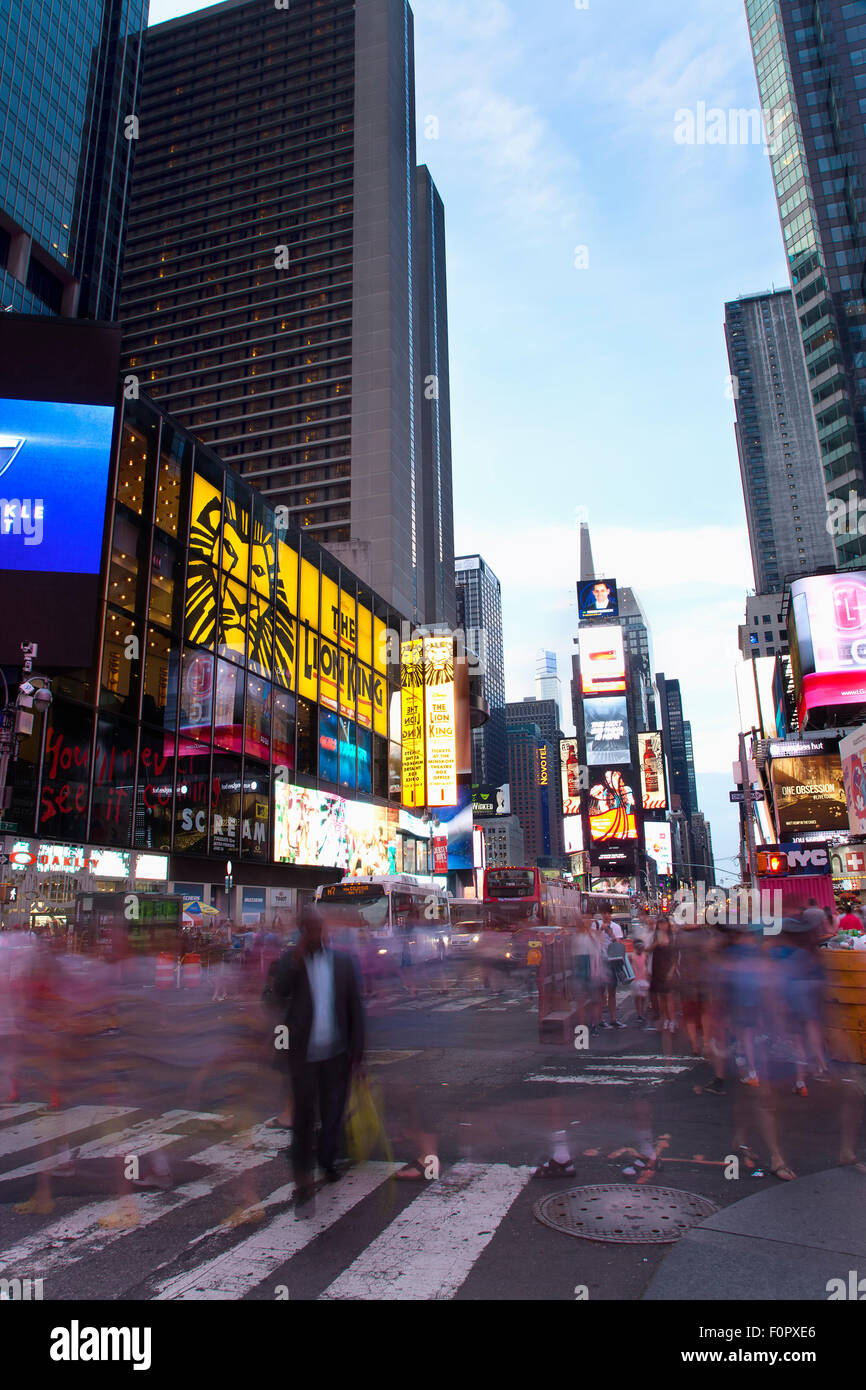 USA, New York State, New York City, Manhattan, Massen von Touristen auf dem beleuchteten Times Square bei Nacht. Stockfoto