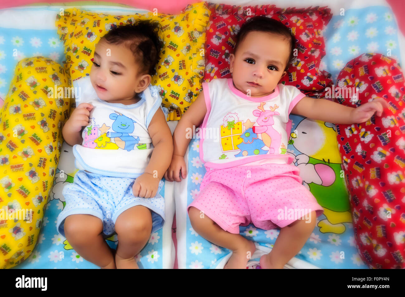 Porträt der Zwillingsbrüder Baby glücklich Bett zusammen und spielen und lächelnd mit Textfreiraum Stockfoto