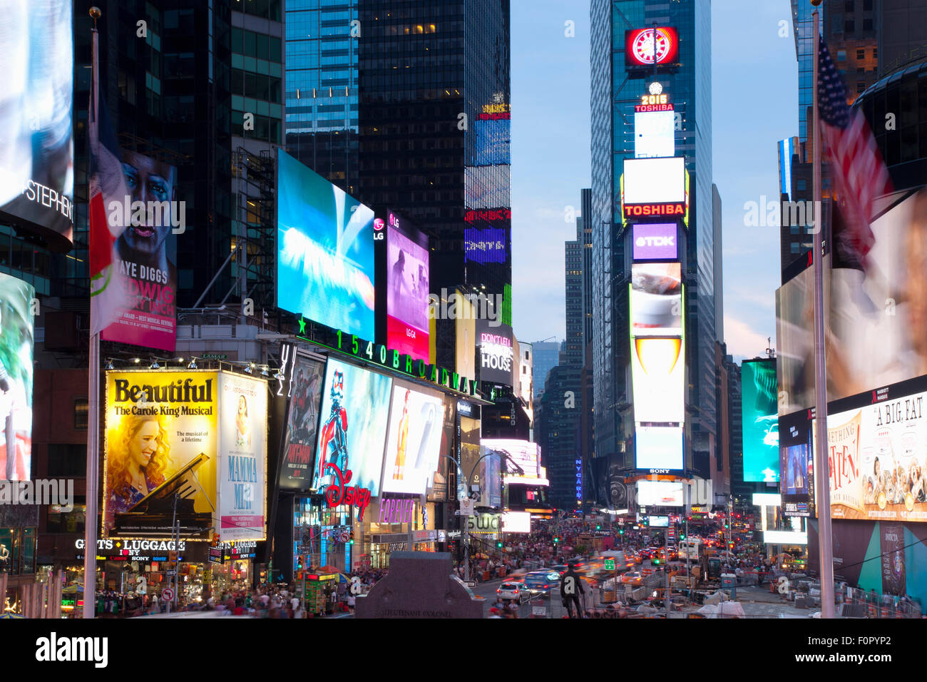 USA, New York State, New York City, Manhattan, Massen von Touristen auf dem beleuchteten Times Square bei Nacht. Stockfoto