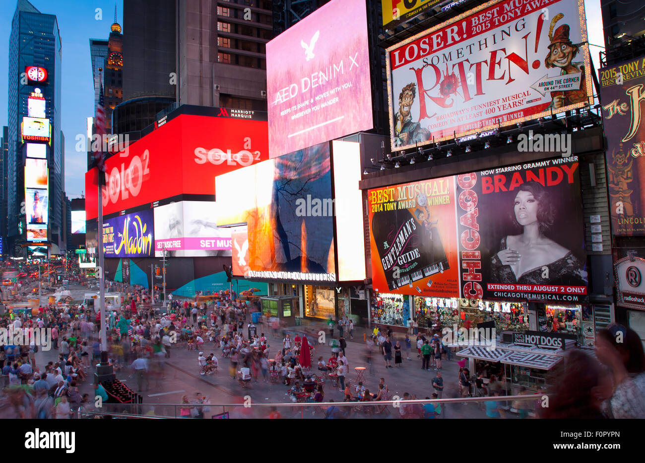 USA, New York State, New York City, Manhattan, Massen von Touristen auf dem beleuchteten Times Square bei Nacht. Stockfoto