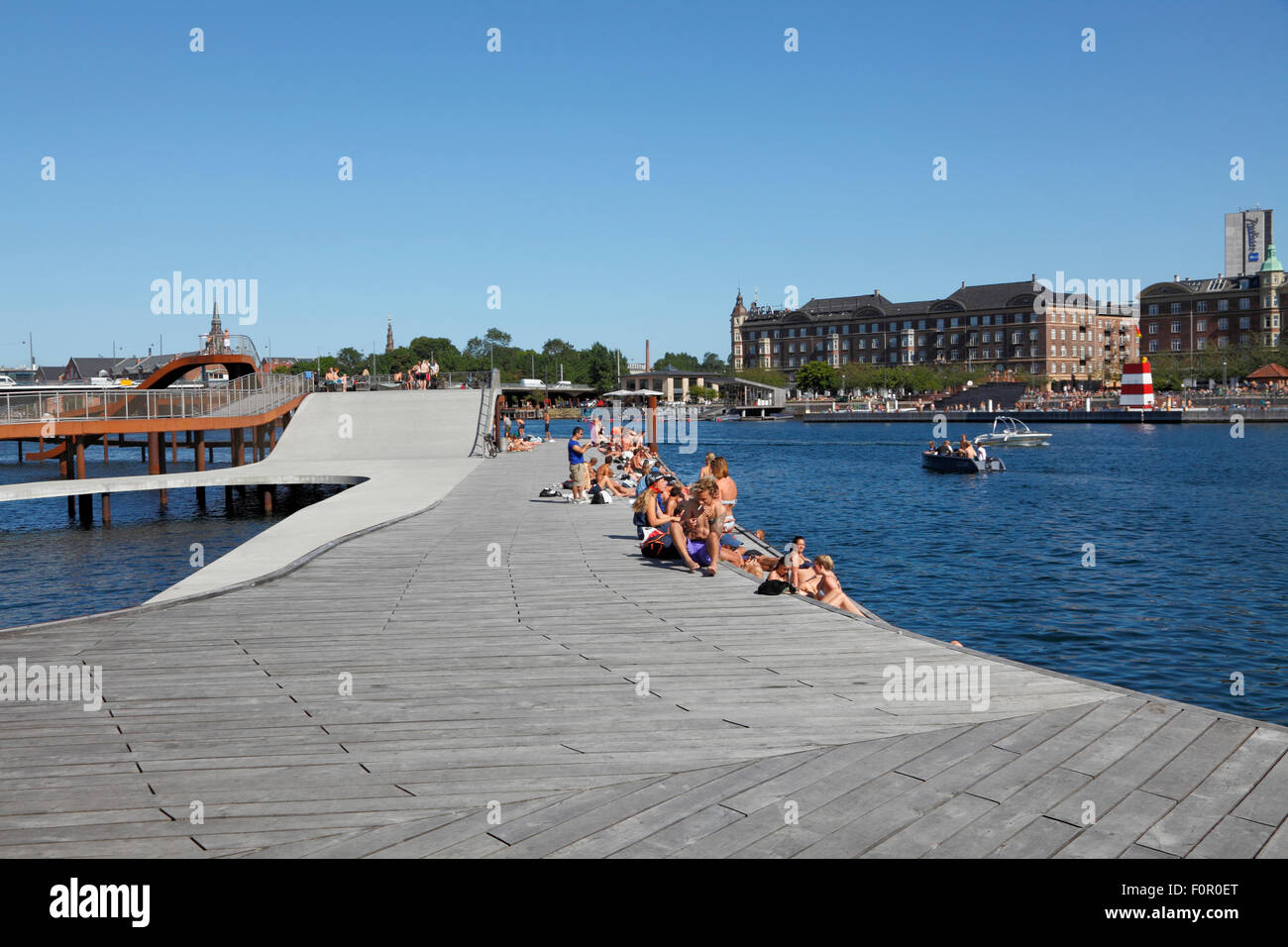 Kalvebod Wellen am Kalvebod Brygge in Kopenhagen. Islands Brygge Harbour Bath auf der rechten Seite am gegenüberliegenden Hafenkanal. Öffentlicher Stadtstrand. Stockfoto