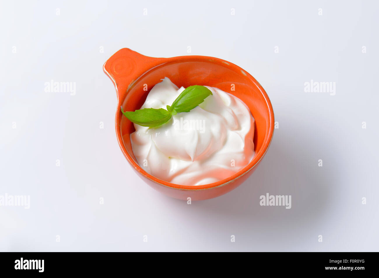 Creme Fraiche in einem orange bowl Stockfoto