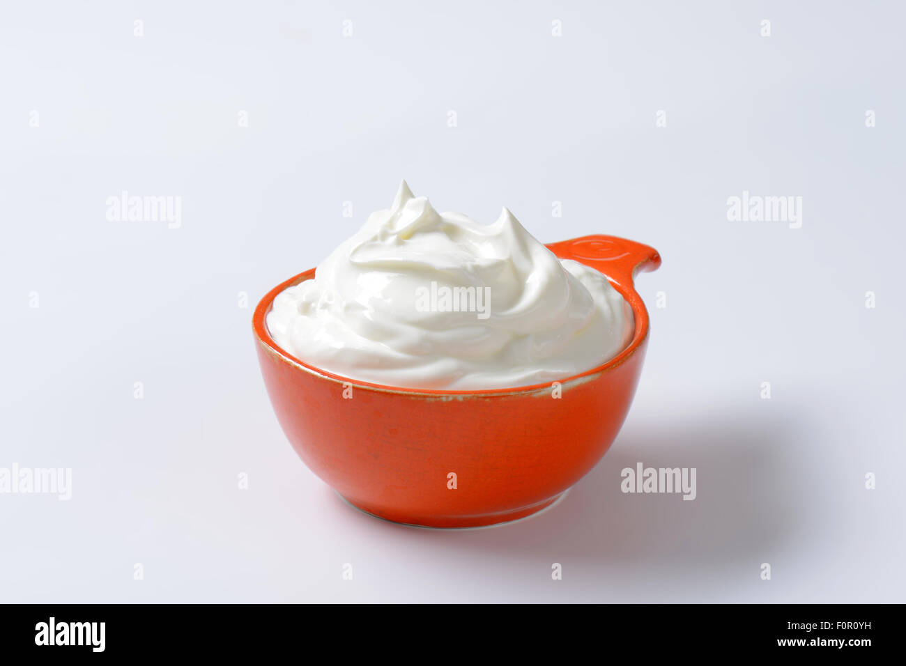 Creme Fraiche in einem orange bowl Stockfoto