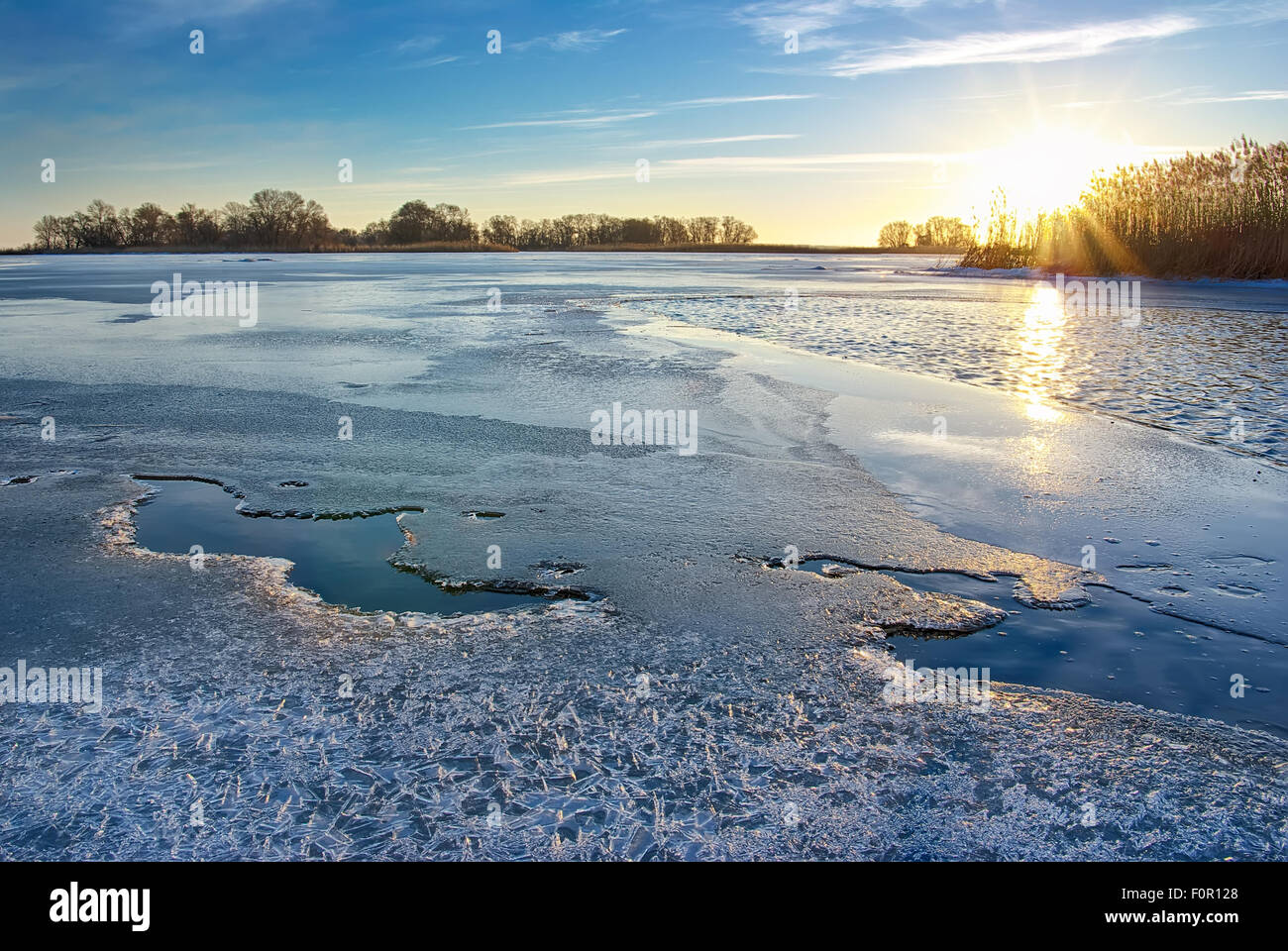 Winter-Eis. Schmelzendes Eis auf dem Fluss. Natur-Zusammensetzung Stockfoto