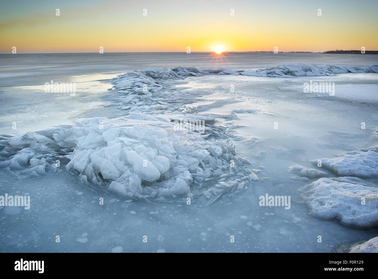 Eis-Winterlandschaft. Natur-Komposition. Eis auf dem Fluss Stockfoto