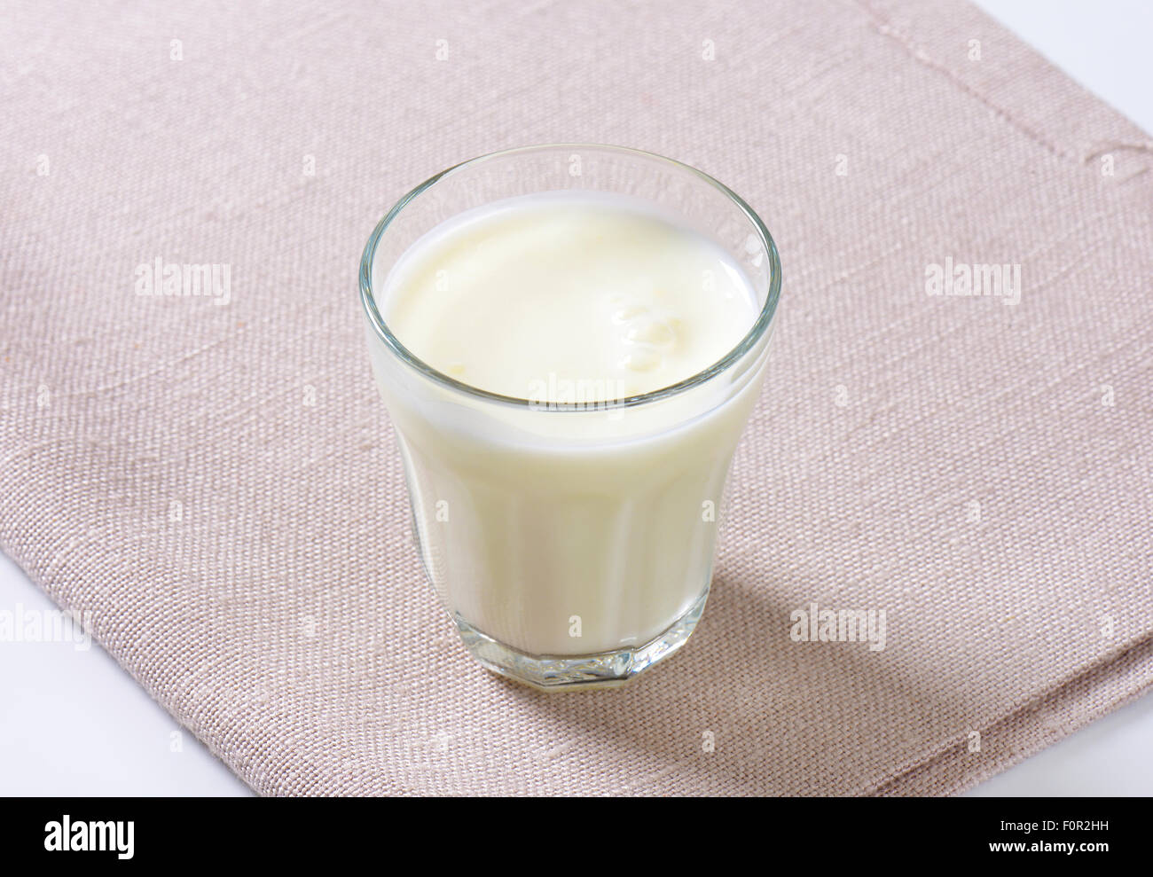 Glas von fermentierter Milch trinken Stockfoto