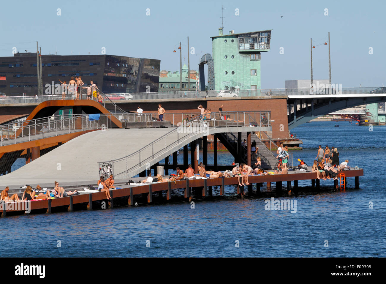 Kalvebod Bølge, Kalvebod Waves oder Wave im Kopenhagener Innenhafen. Aufregende Pier Struktur winkt auf und ab in Kalvebod Brygge. Vesterbro. Stockfoto