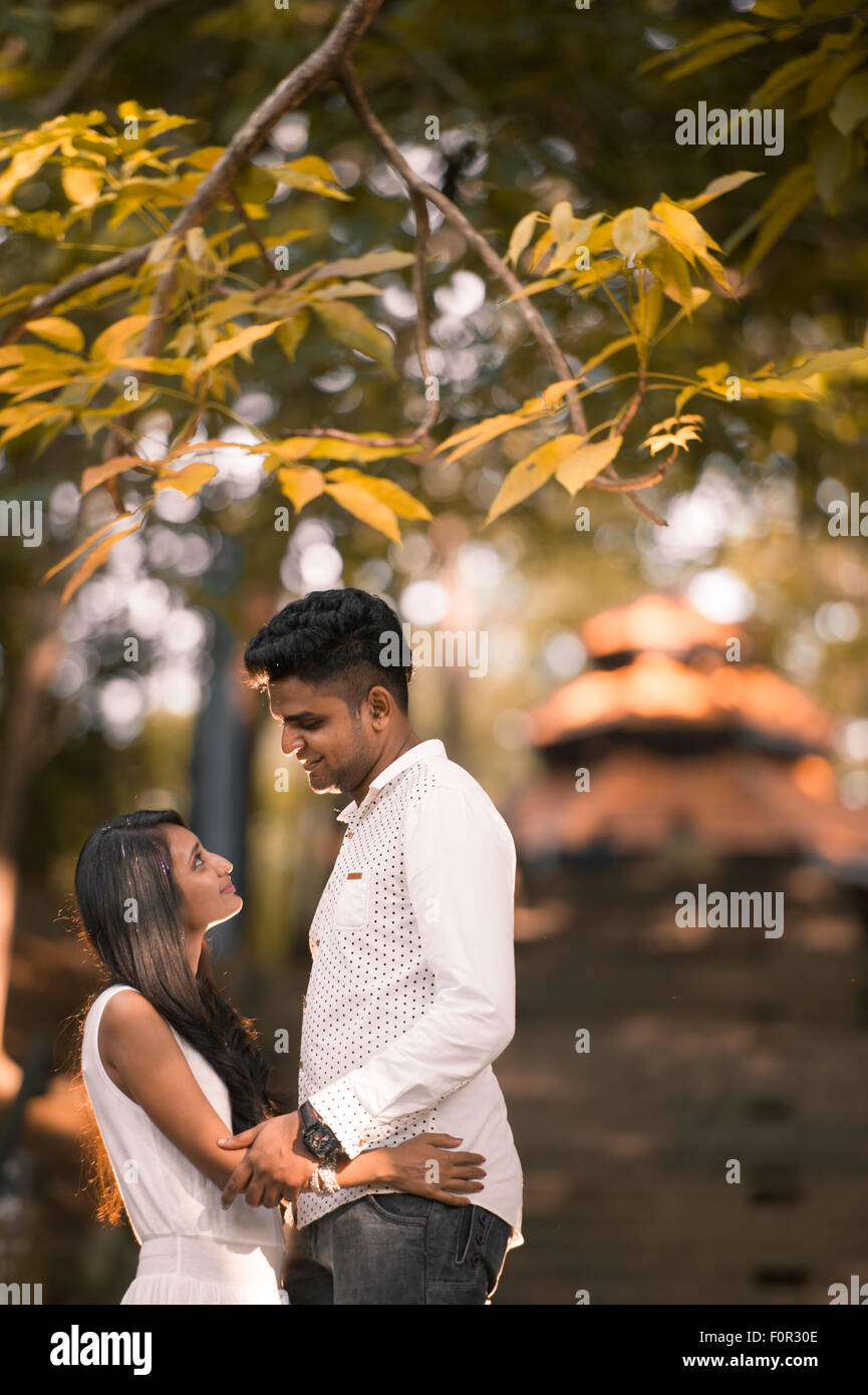 Asiatische indische Paare genießen die Gesellschaft des anderen Stockfoto