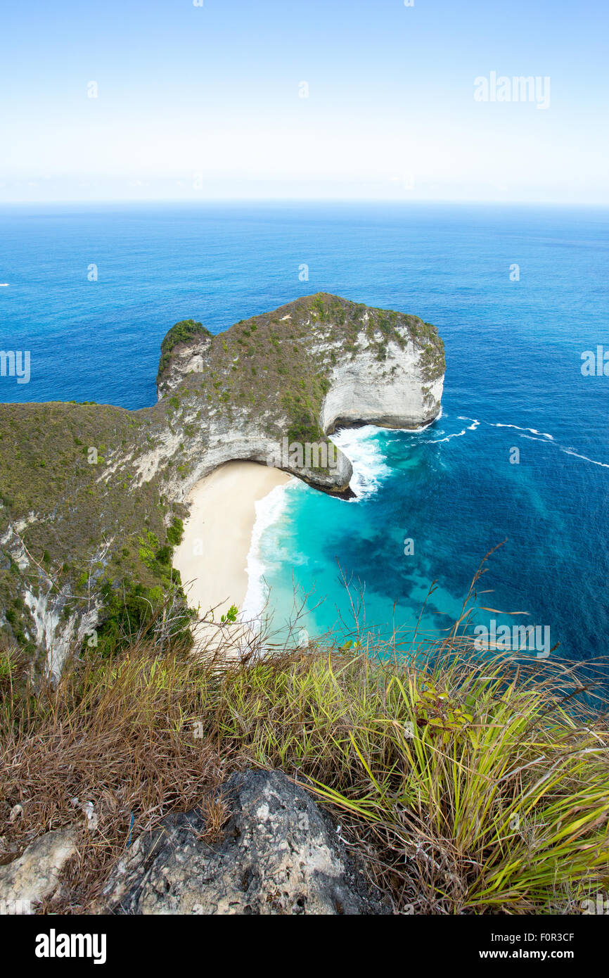 Traumstrand auf Küste Bali, Mantapoint Tauchen Sehenswürdigkeit, Nusa Penida mit blauem Himmel Stockfoto