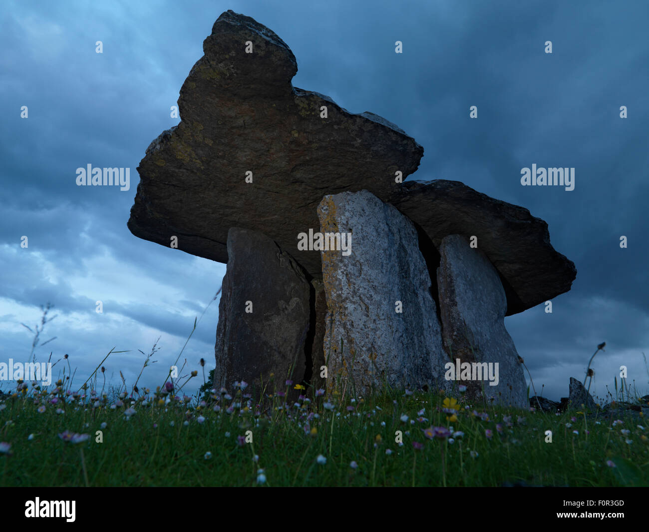 Poulnabrone Dolmen, eine Steinzeit Portal Tomb, The Burren, County Clare, Irland, Juni 2009 Stockfoto