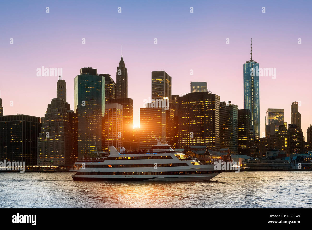 New York City Skyline bei Nacht Stockfoto