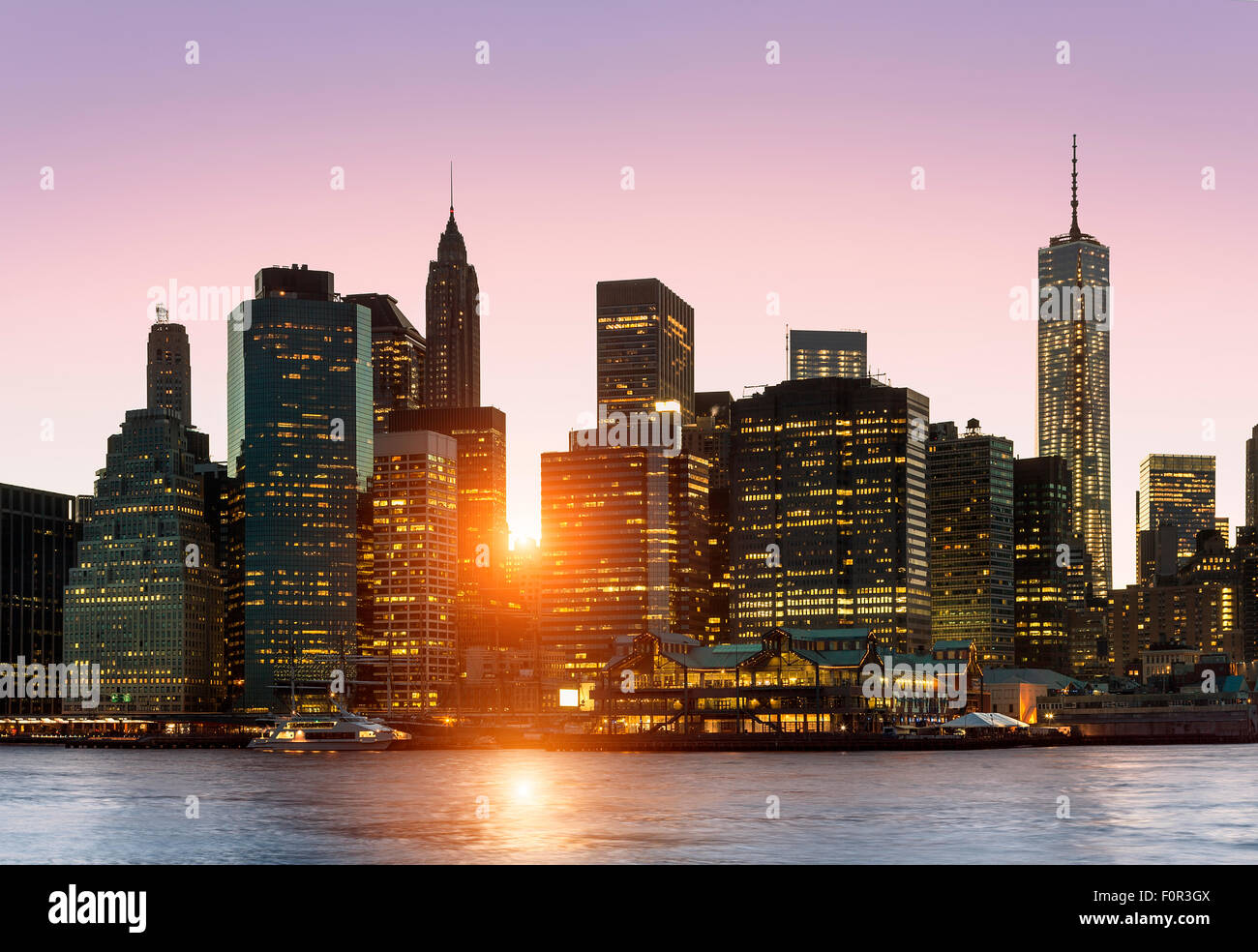 New York City Skyline bei Nacht Stockfoto