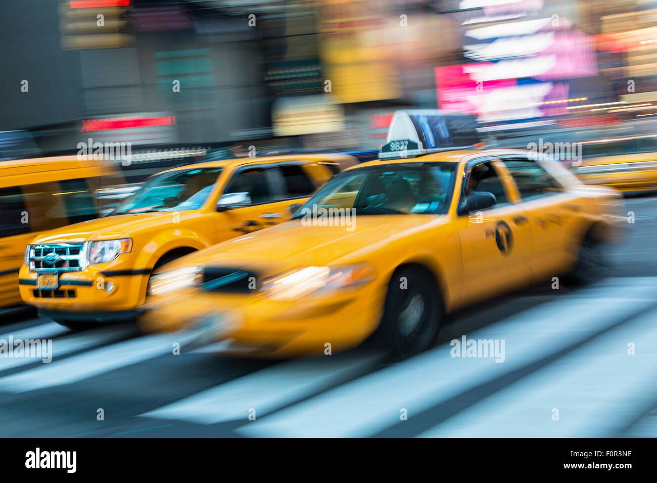 Gelbes Taxi am Times Square New York City Stockfoto