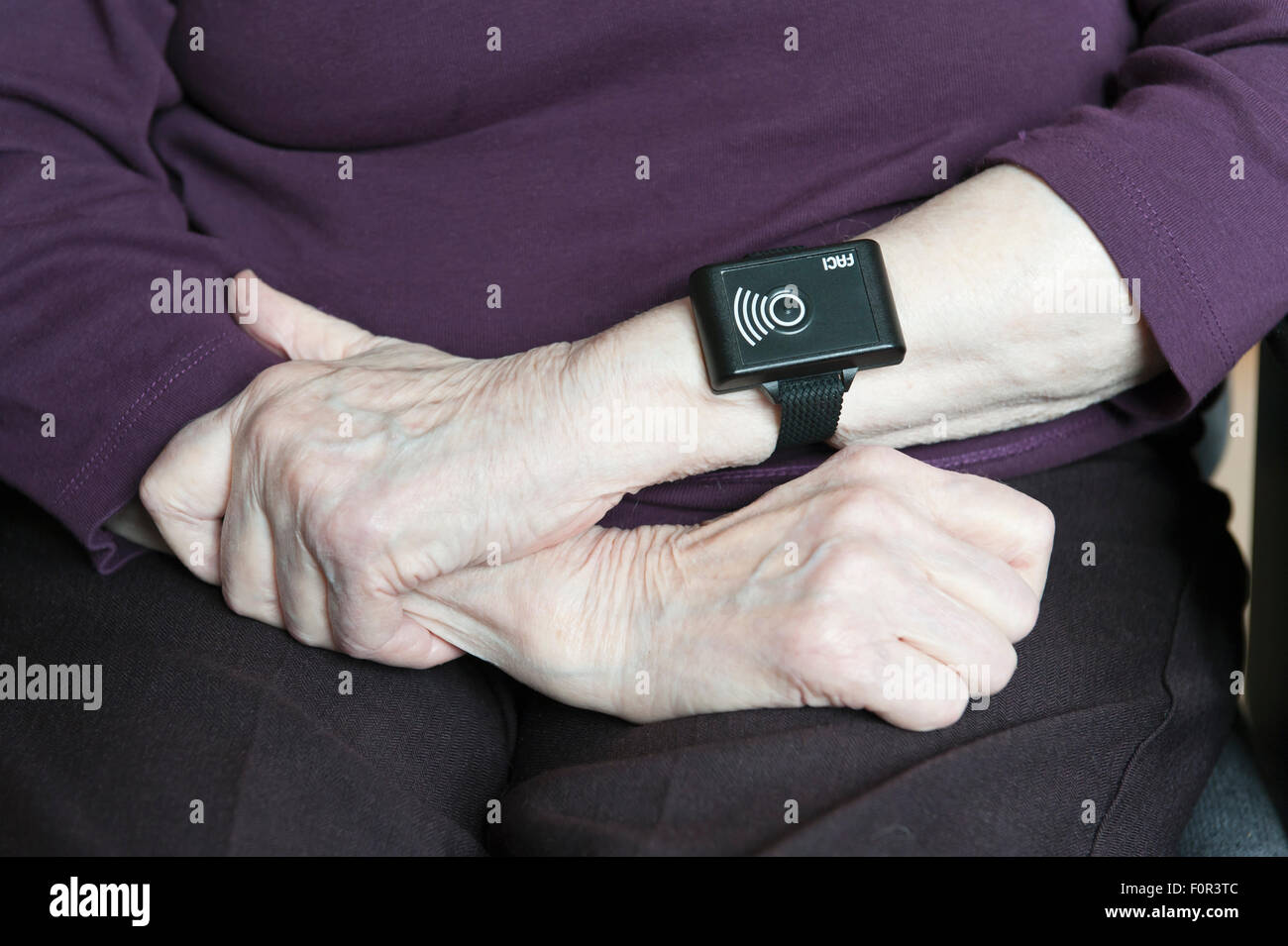 Ältere Frau mit Notruftaste Stockfoto