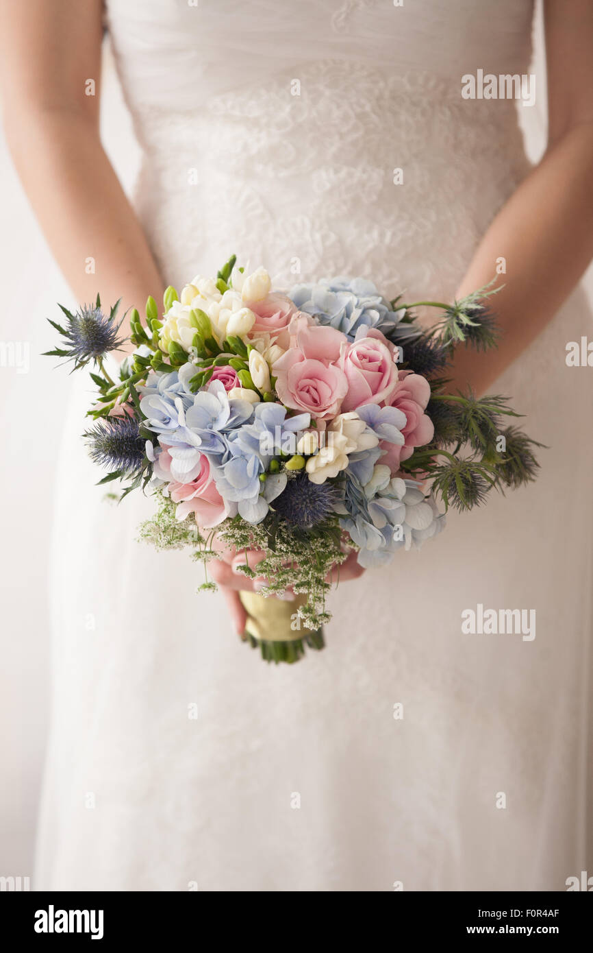 Braut hält Brautstrauß Blumen Stockfoto