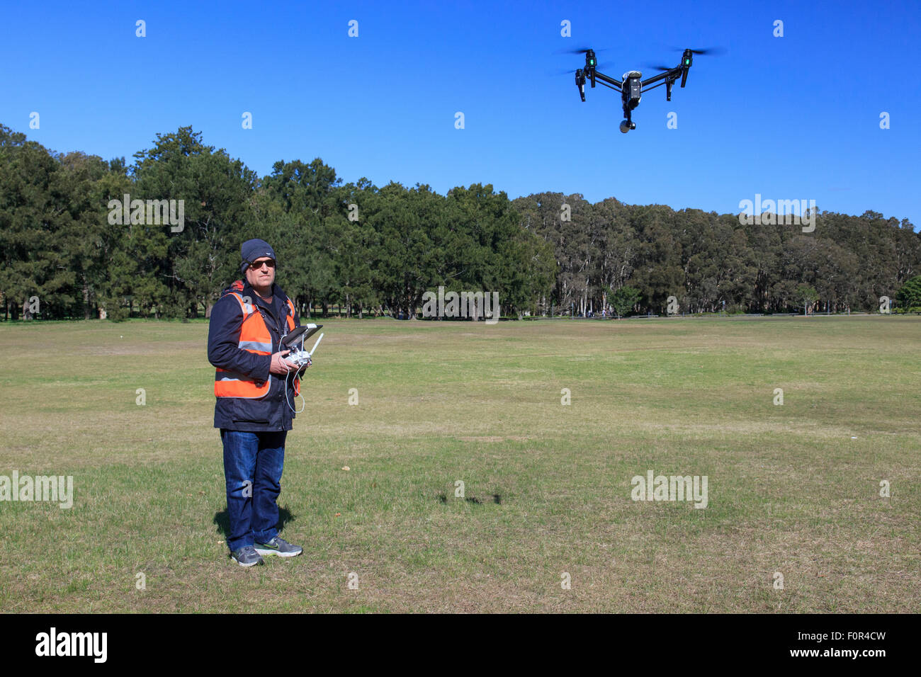 Drohne-Kamera in den Himmel mit Drohne Operator in der Aufnahme  Stockfotografie - Alamy