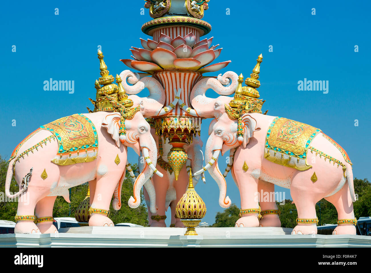 Thailand, Bangkok, Statue der drei Elefanten am Scheideweg Na Phralan und Rajadamnoen Nai-Straßen. Stockfoto