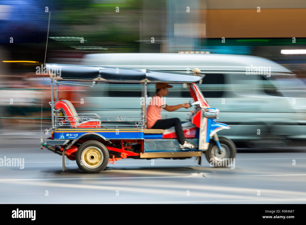 Thailand, Bangkok, Tuk Tuk im Verkehr Stockfoto