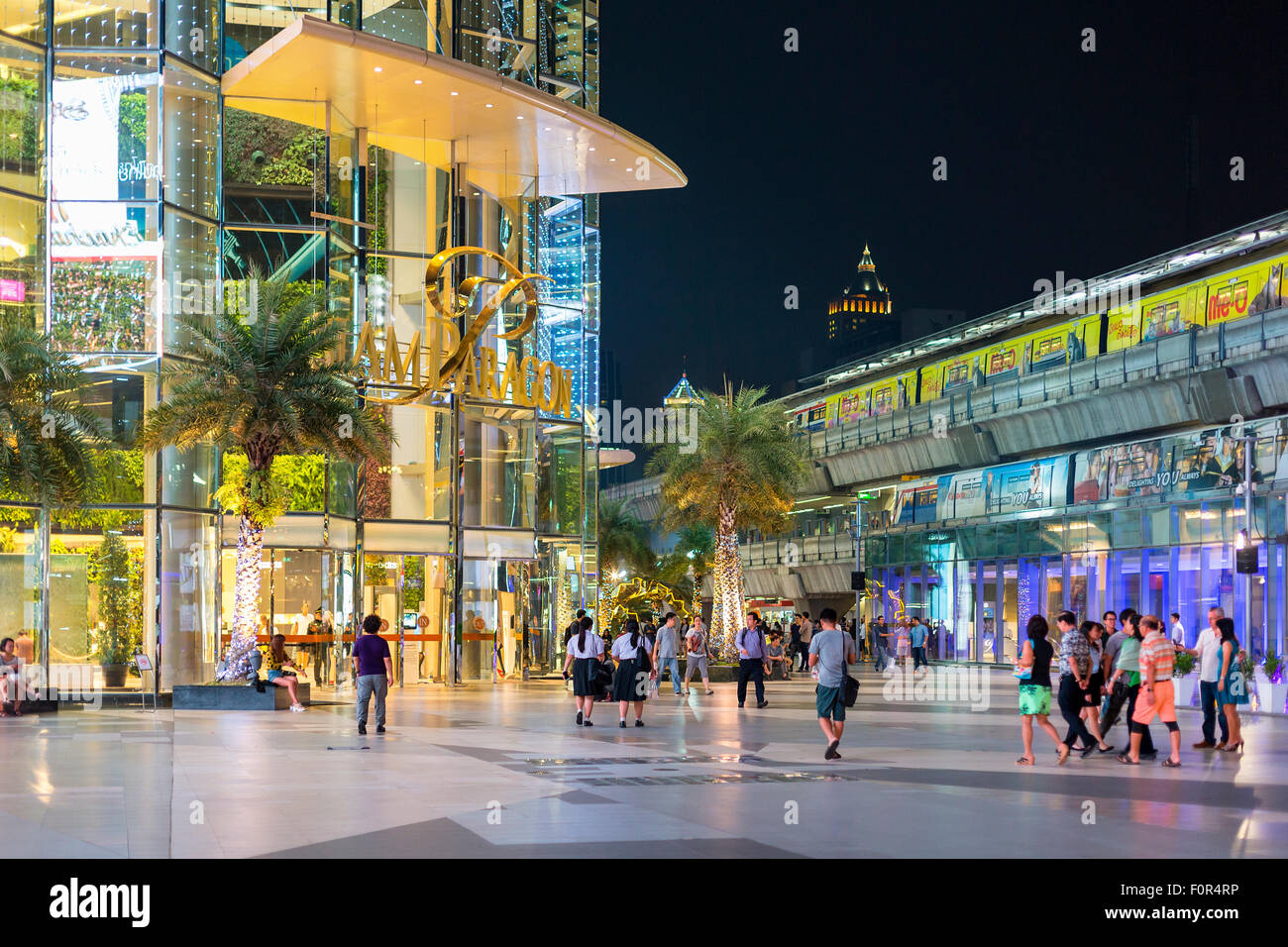 Thailand, Bangkok, Einkaufszentrum Siam Paragon in der Nacht Stockfoto
