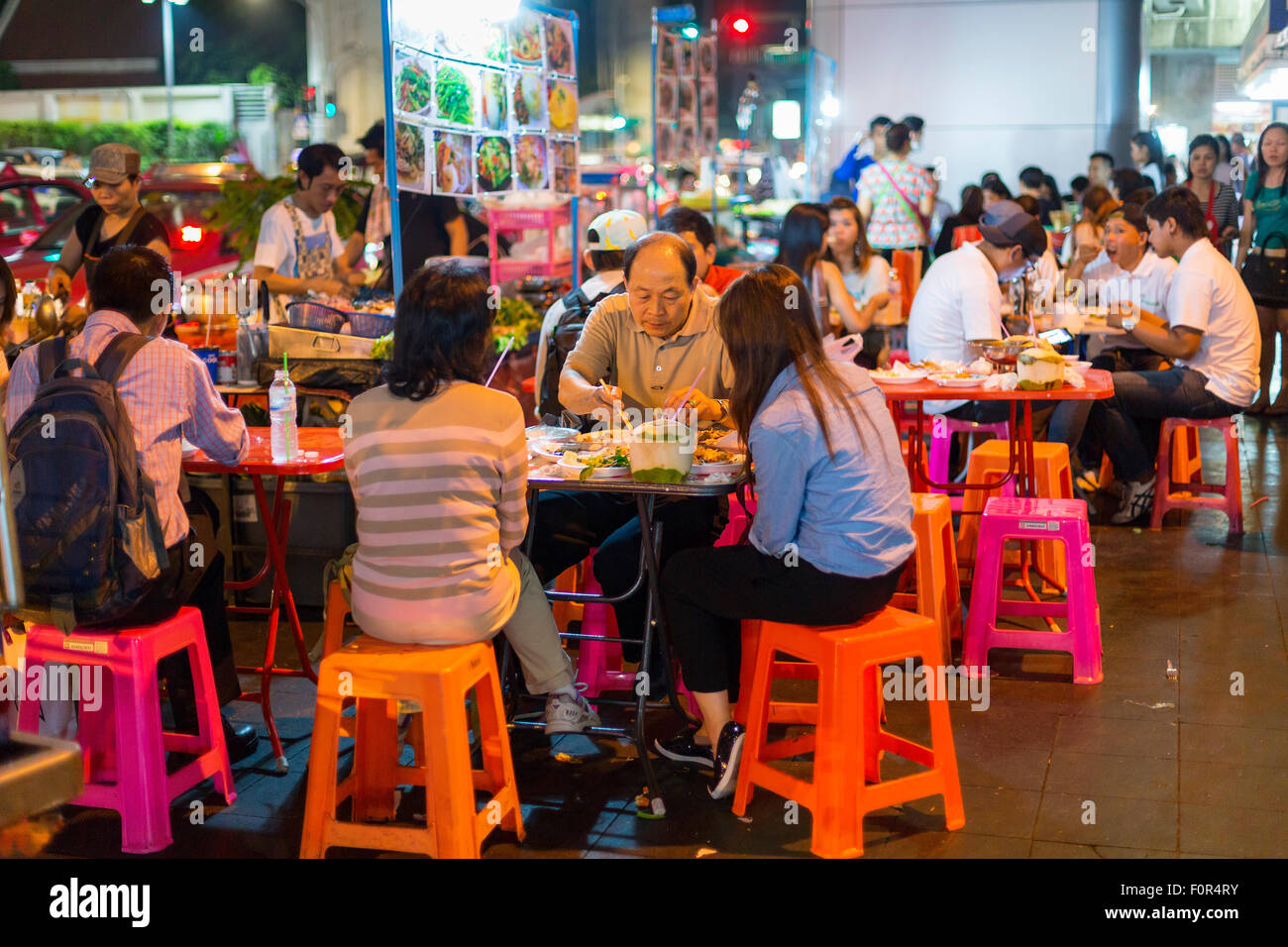 Thailand, Bangkok-Leute auf der Straße Essen Stockfoto