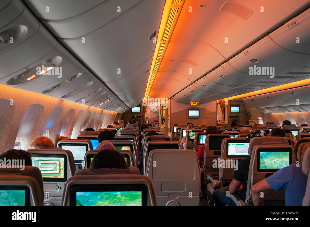Boeing 777-300 PKW-Fach-Economy-Klasse während Flug Dubai-Frankfurt Stockfoto