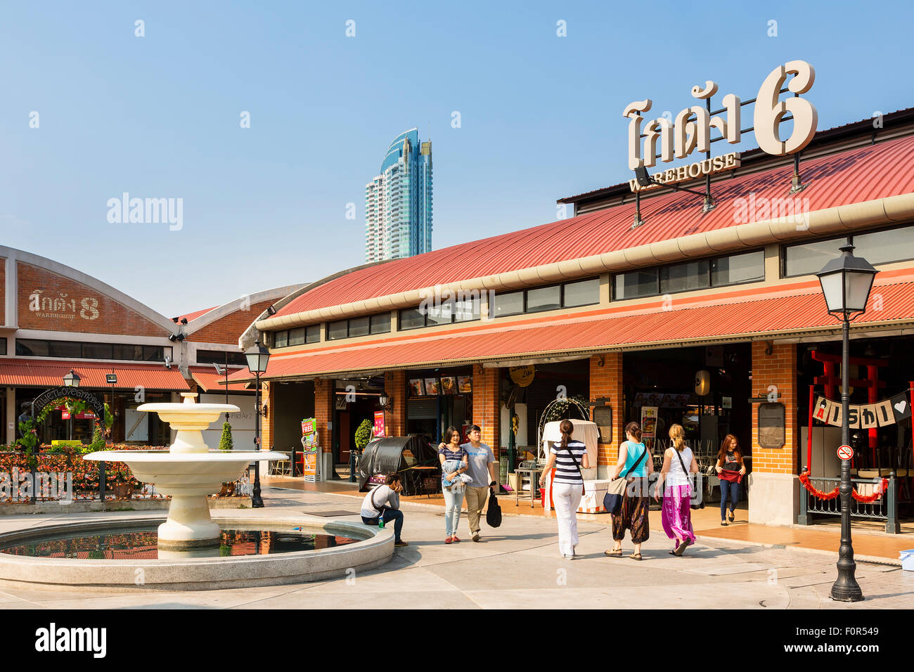 Menschen-Shop im Asiatique der Riverfront. Welches ist die neueste Bangkok Night Market, eröffnet im Mai 2012 Stockfoto